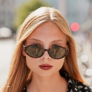 Fashion Guide: 5 ζευγάρια γυαλιά ηλίου από ταρταρούγα για κομψές εμφανίσεις