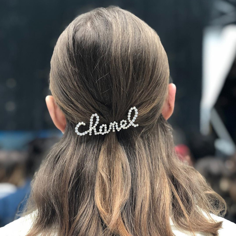 Τα αξεσουάρ μαλλιών έκλεψαν την παράσταση στο show του οίκου Chanel