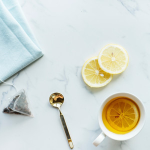 17 λόγοι για να πίνεις ζεστό νερό με λεμόνι το πρωί