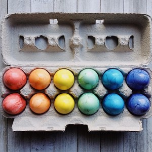 3 έξυπνοι τρόποι για να βάψεις τα πασχαλινά αυγά σου 