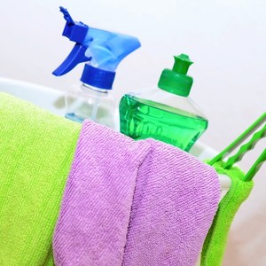 4 συνταγές για να φτιάξεις μόνη σου καθαριστικά για το σπίτι