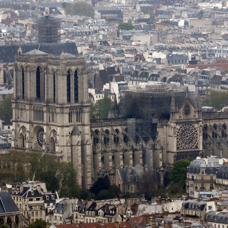 Δύο από τους πλουσιότερους ανθρώπους της Γαλλίας δεσμεύονται για την αναστήλωση της Notre Dame