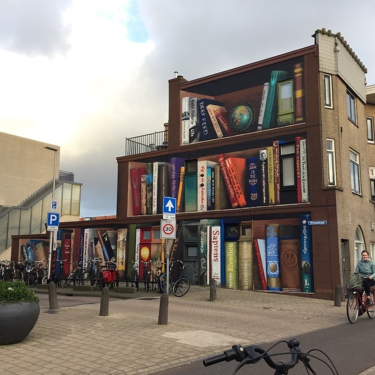 Το  ζωγραφισμένο κτίριο που θυμίζει εντυπωσιακή βιβλιοθήκη