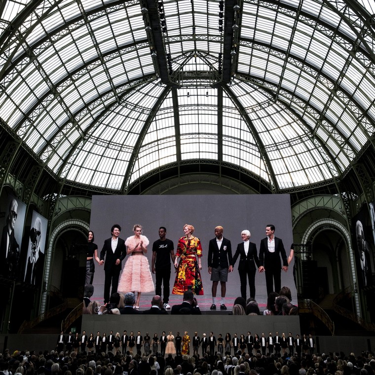 Η Chanel απέτισε φόρο τιμής στον Karl Lagerfeld 