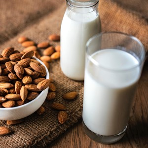 Γάλα αμυγδάλου: γιατί να το εντάξεις στο καθημερινό σου πρόγραμμα