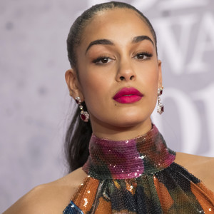 Η τραγουδίστρια Jorja Smith είναι το νέο πρόσωπο του Dior