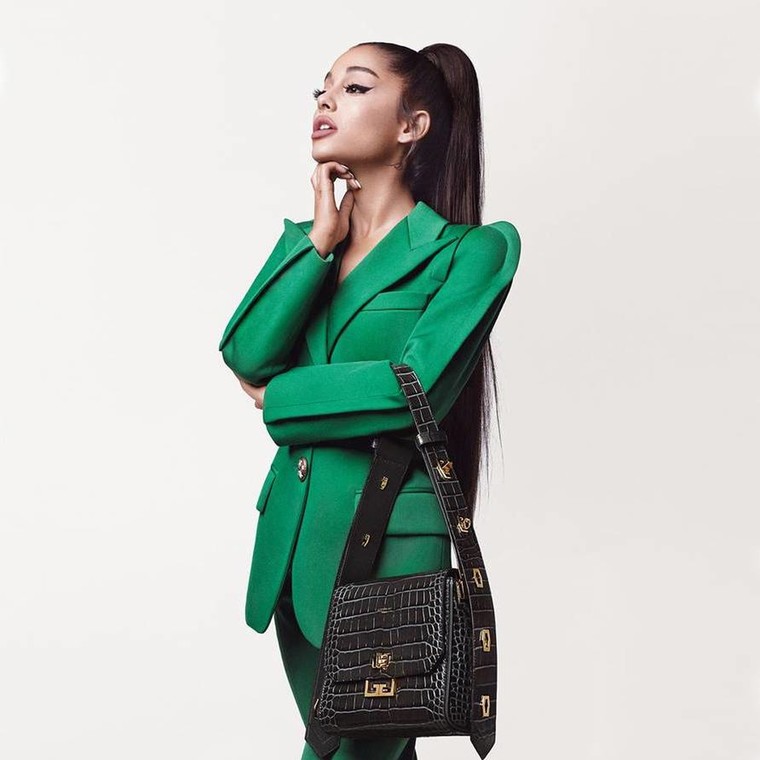 Η Ariana Grande μας αποκαλύπτει πρώτη τα νέα σχέδια του οίκου Givenchy