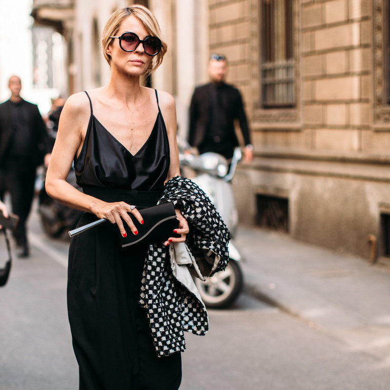 Οι μακριές μεταξωτές φούστες είναι το elegant street style που αγαπάμε αυτό το καλοκαίρι