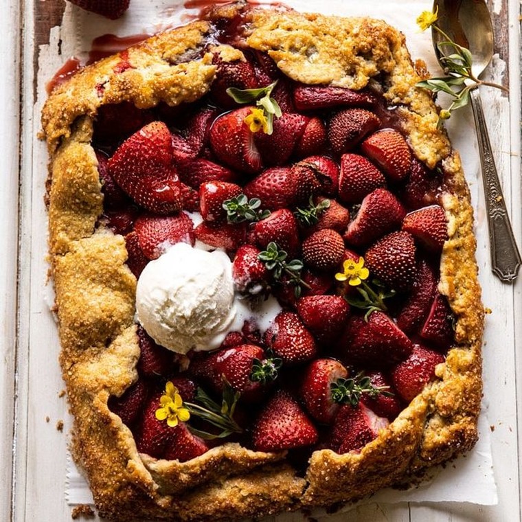 Γλυκιά πίτα με φράουλες