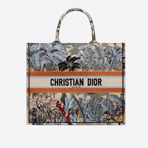 Οι book tote bags που αγαπάμε από τη νέα φθινοπωρινή συλλογή του Dior