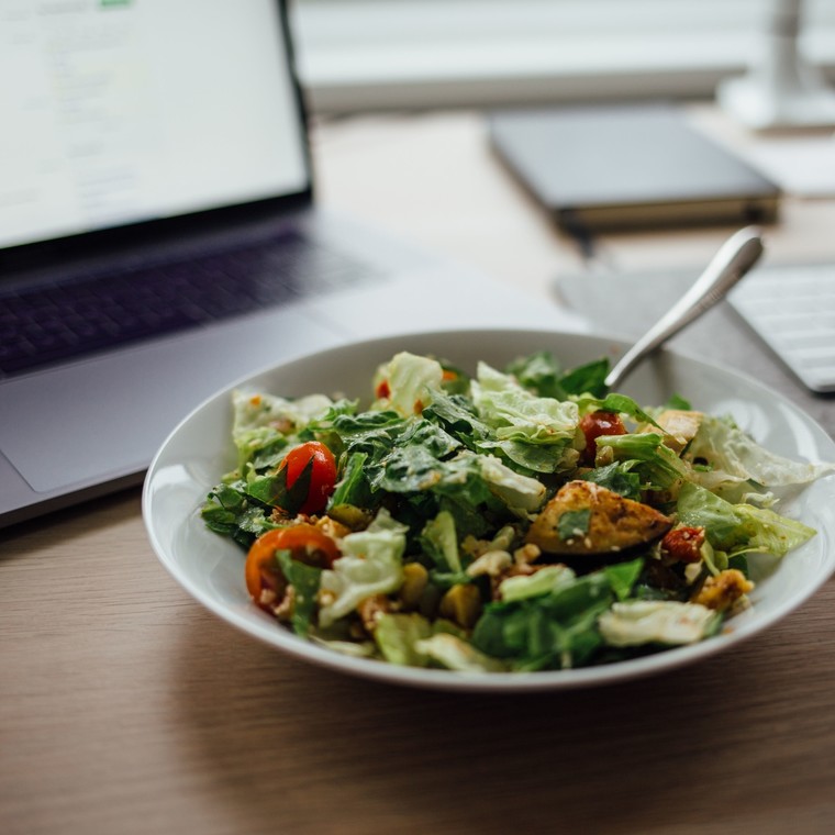 4 τρόποι για να τρως πιο υγιεινά το μεσημέρι στο γραφείο
