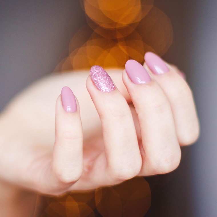 To νέο nail trend του φθινοπώρου δεν έχει ηλικία και είναι γεμάτο... glitter 