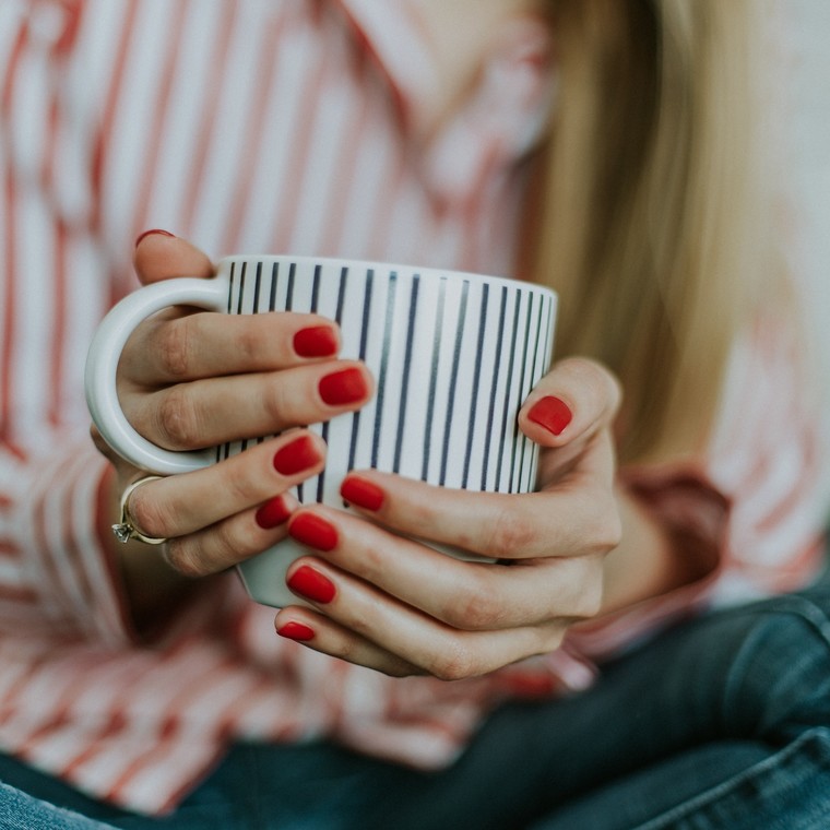 Ετοιμάσου να υιοθετήσεις το νέο nail trend που θα απογειώσει τα νύχια σου αυτό το φθινόπωρο