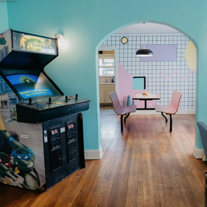 Αυτό το διαμέρισμα σε μεταφέρει στα '80 με τον πιο colorful τρόπο