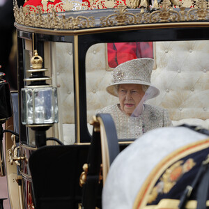 Είδηση που εκπλήσσει: Η βασίλισσα Ελισάβετ τρώει με μεταχειρισμένα μαχαιροπίρουνα