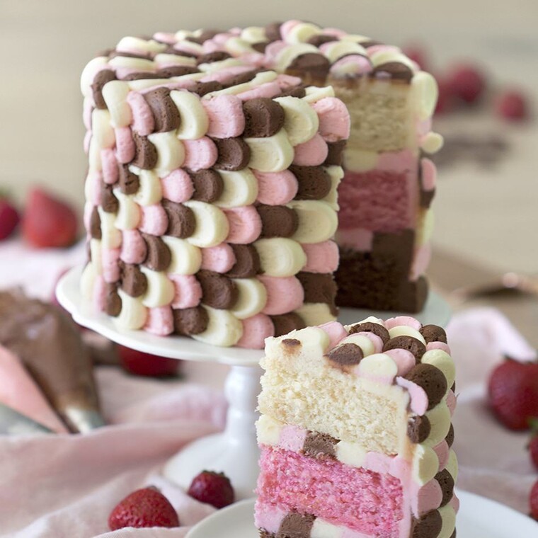 Τι θα έλεγες για ένα λαχταριστό cake με σοκολάτα, βανίλια και φράουλα; 
