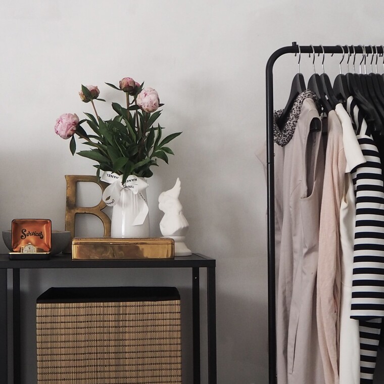 6 ιδέες για να οργανώσεις την ντουλάπα σου όταν δεν έχει αρκετό αποθηκευτικό χώρο
