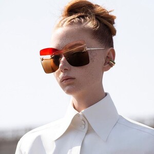 H νέα συλλογή γυαλιών ηλίου «Karligraphy» όπως την σχεδίασε ο Karl Lagerfeld για τον οίκο Fendi