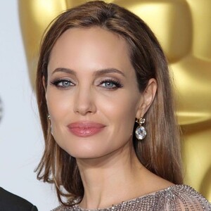 H Angelina Jolie εμφανίστηκε στην Ιαπωνία πιο λαμπερή από ποτέ μέσα στην αστραφτερή τουαλέτα της