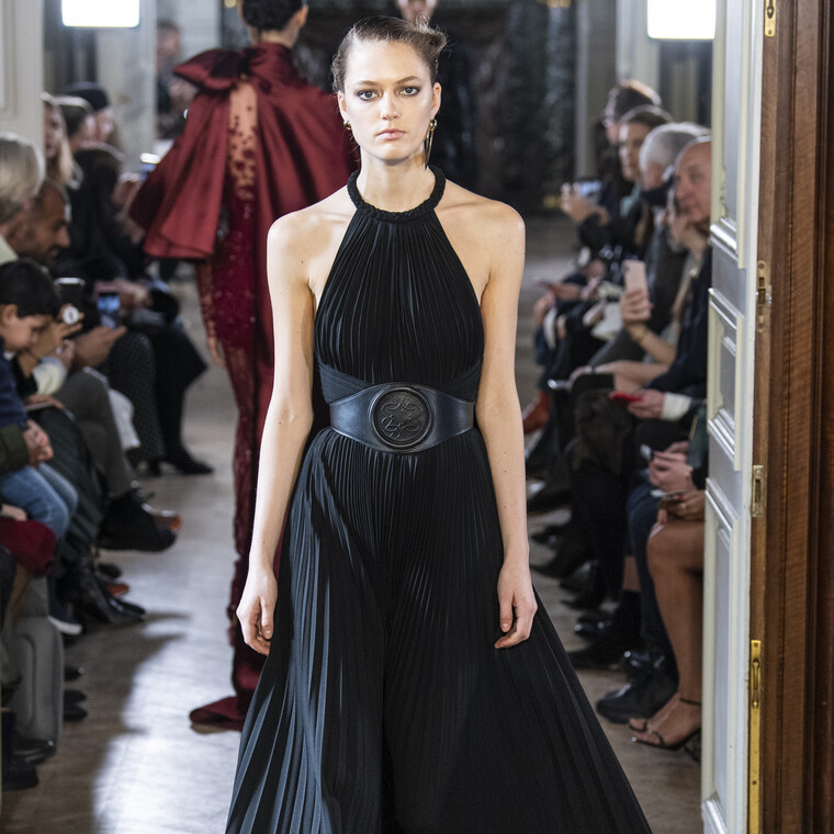 12+1 haute couture μαύρα φορέματα που σίγουρα σχεδιάστηκαν για εμάς