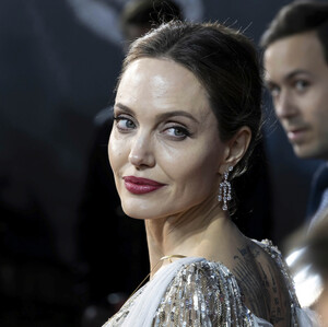 Η παραμυθένια εμφάνιση της Angelina Jolie επιβεβαιώνει γι' ακόμα μια φορά πως είναι ξανά ευτυχισμένη