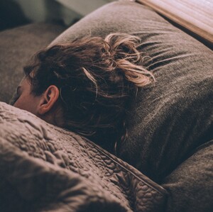 Πώς να «απενεργοποιήσεις» το μυαλό σου για να κοιμηθείς ήρεμα μέσα σε 5 λεπτά