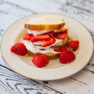Γαλλικό τοστ με φράουλες: το πιο νόστιμο και γρήγορο πρωινό για να ξεκινήσει υπέροχα η ημέρα σου