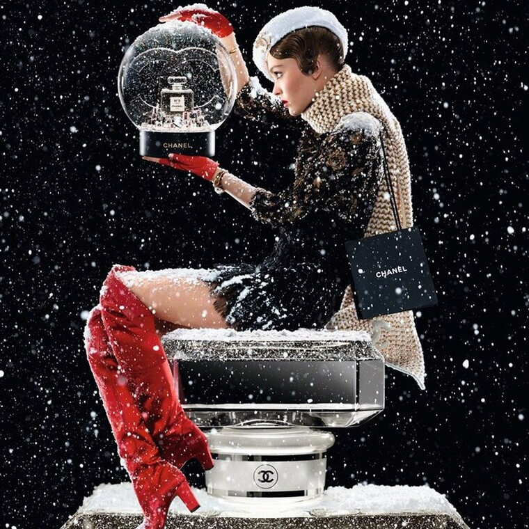 Η χριστουγεννιάτικη καμπάνια της Chanel εξυμνεί το άρωμα N°5 L’EAU και μας εμπνέει