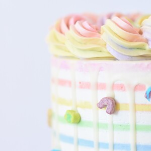 Φτιάξε το ωραιότερο rainbow cake με 3 απλά βήματα