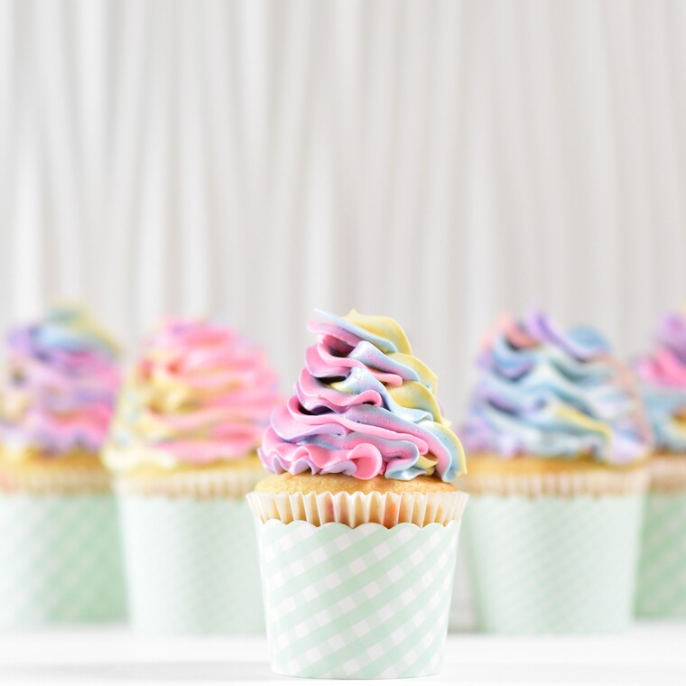 Χρωματιστά cupcakes και γλυκά που σου φτιάχνουν την ημέρα
