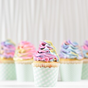 Χρωματιστά cupcakes και γλυκά που σου φτιάχνουν την ημέρα