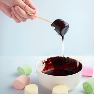 Έτσι θα φτιάξεις την τέλεια γκανάζ σοκολάτας για να γαρνίρεις τα γλυκά σου