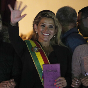 Η Jeanine Anez αυτοανακηρύχθηκε πρόεδρος της Βολιβίας