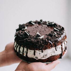 Oreo cheesecake χωρίς ψήσιμο: το γλυκό που μπορείς να φτιάξεις μέσα σε λίγα λεπτά και να αποθεωθείς