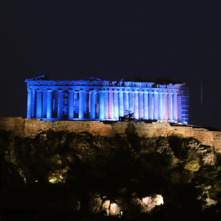 Η Ακρόπολη φωταγωγήθηκε μπλε στα χρώματα της Unicef