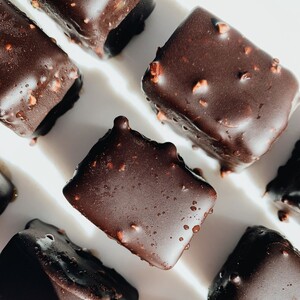 Σοκολατένια Fudge: κυβάκια σοκολάτας γεμάτα αμαρτία