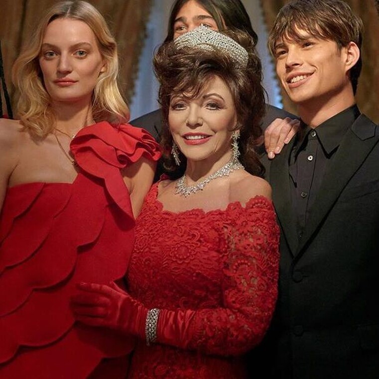 Υποκλινόμαστε: Η Joan Collins είναι το απόλυτο icon στη νέα χριστουγεννιάτικη καμπάνια του Valentino