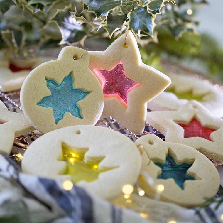Φτιάξε χριστουγεννιάτικα μπισκότα που θυμίζουν γυάλινες διακοσμητικές μπάλες για το δέντρο σου
