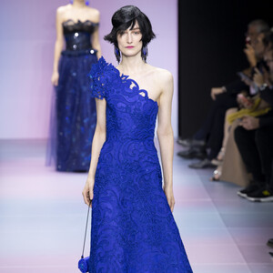 Ο Armani αγαπά το χρώμα της χρονιάς και το αποδεικνύει στην ανοιξιάτικη Couture συλλογή του
