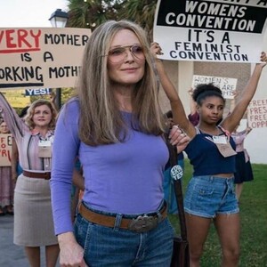 Η Τζούλιαν Μουρ υποδύεται την ακτιβίστρια Γκλόρια Στάινεμ και σηκώνει πανό υπέρ των γυναικών