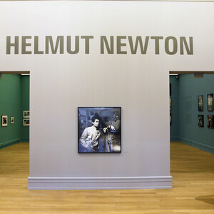 Helmut Newton:μια εκπληκτική έκθεση αφιερωμένη στον θρυλικό φωτογράφο μόδας 