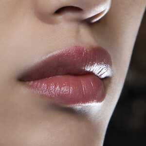 Lip oils: Αυτά είναι τα επαναστατικά λάδια που χρειάζονται τα χείλη μας