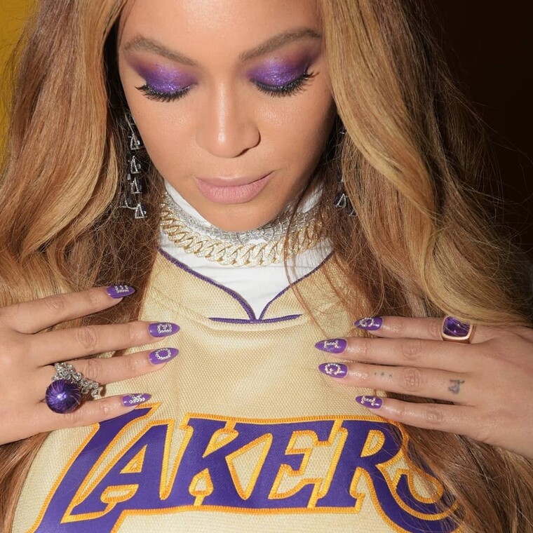 Η Beyoncé ντυμένη στα χρώματα των Lakers τιμά την μνήμη των Kobe και Gigi Bryant