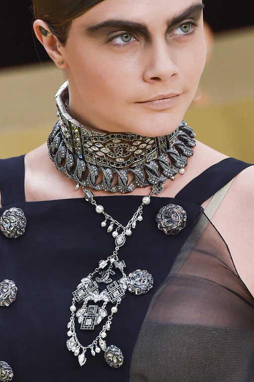 Costume Jewellery: Η Chanel κάνει τα ογκώδη κοσμήματα τον πρωταγωνιστή