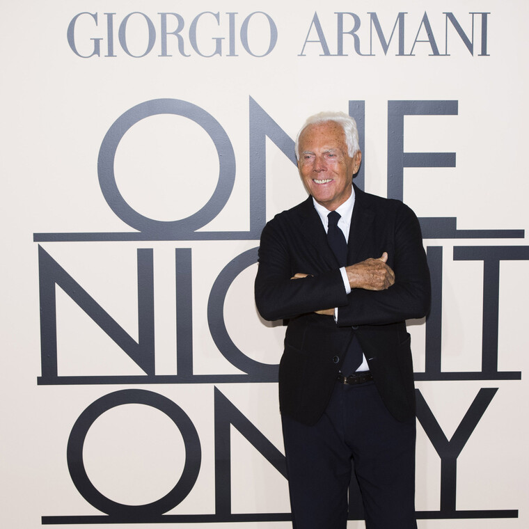 Ο Giorgio Armani έχει μετατρέψει όλες τις μονάδες παραγωγής του για να παράγουν ιατρικές φόρμες 