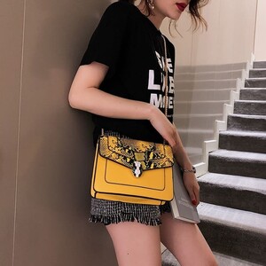 Η midi bag είναι η τσάντα που δεν θα αποχωριστείς αυτή τη σεζόν