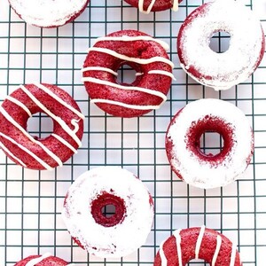 Red velvet donuts: γεύση και εμφάνιση στα καλύτερά τους