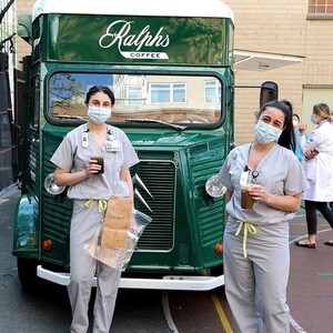 Το κινούμενο φορτηγάκι του Ralph Lauren προσφέρει δωρεάν καφέ και φαγητό στο νοσηλευτικό προσωπικό