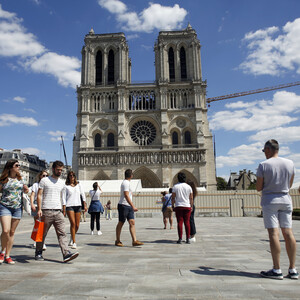 Το Forecourt της Notre Dame άνοιξε ξανά για πρώτη φορά μετά την πυρκαγιά του 2019