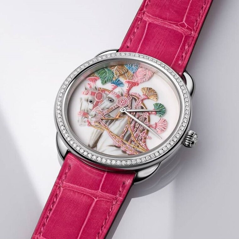 Ρολόι Hermès που μοιάζει με ζωγραφισμένη πορσελάνινη μινιατούρα